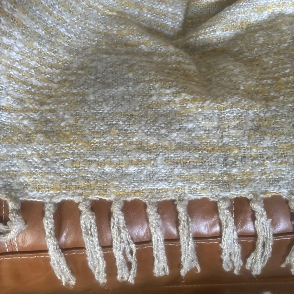 West Elm Acrylic Throw in EUC